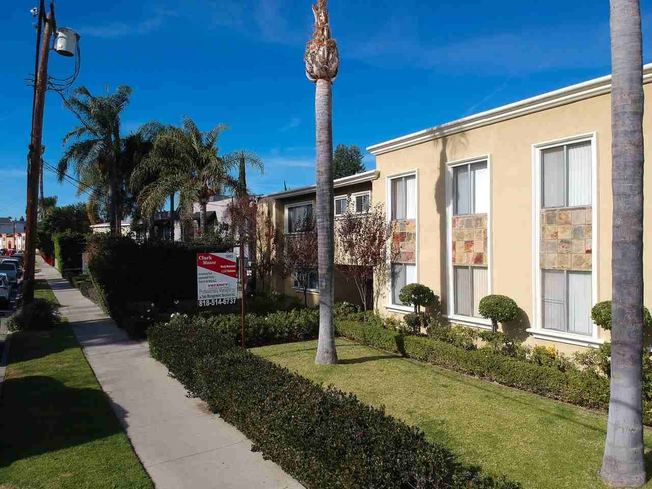 Clark Manor - Photo 3 of 6