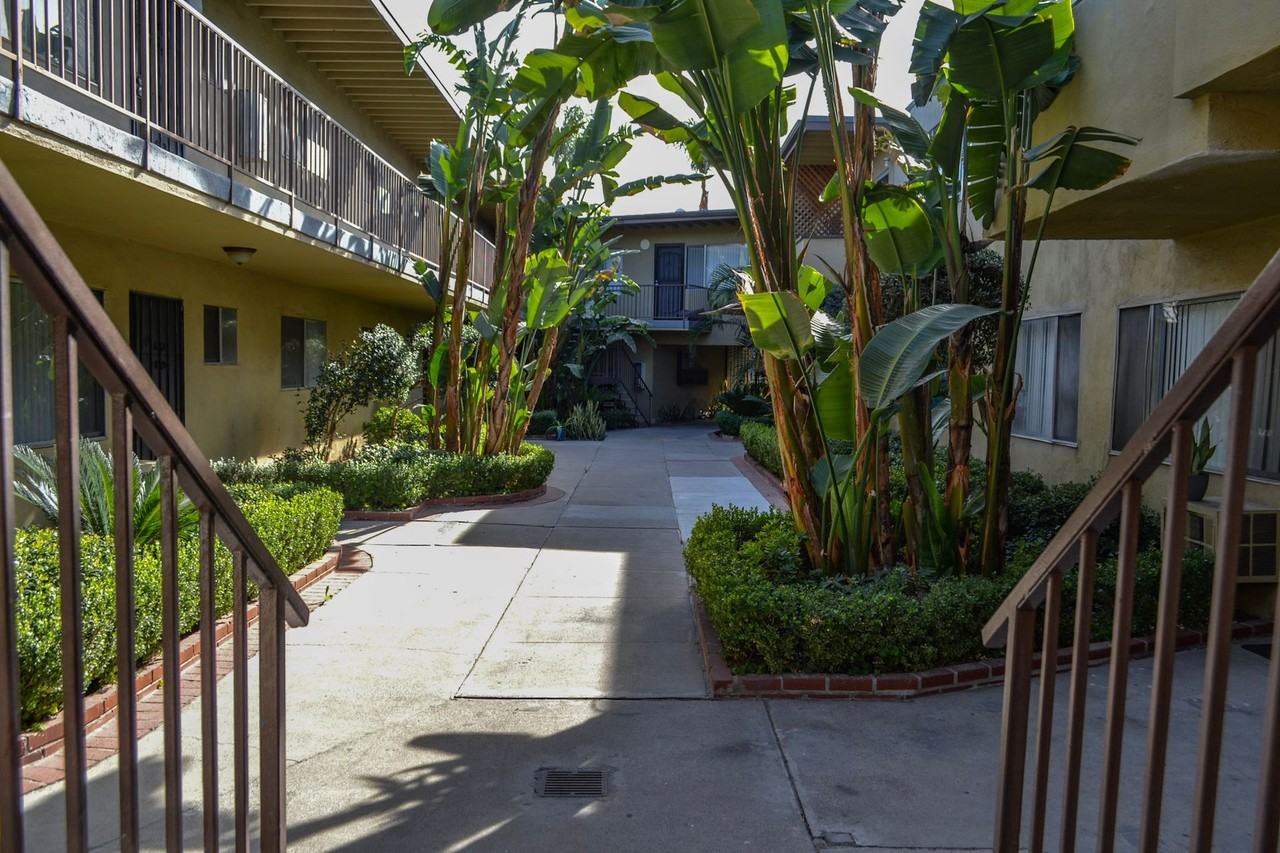 Clark Manor - Photo 4 of 6