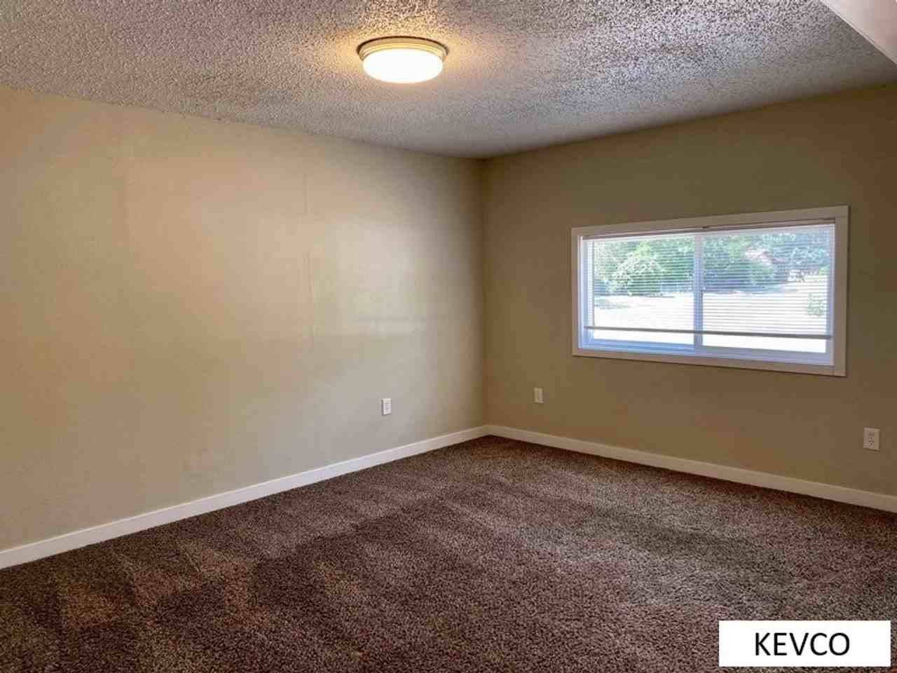 736 Tyler St - Photo 4 of 18