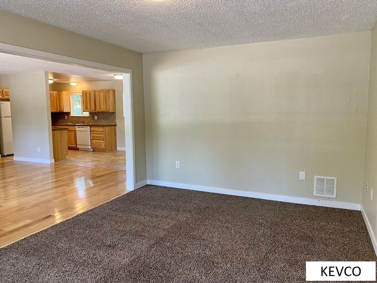 736 Tyler St - Photo 5 of 18