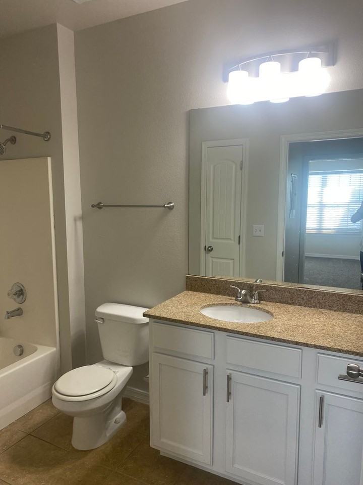 Bixby's luxury apartment - Photo 2 of 10