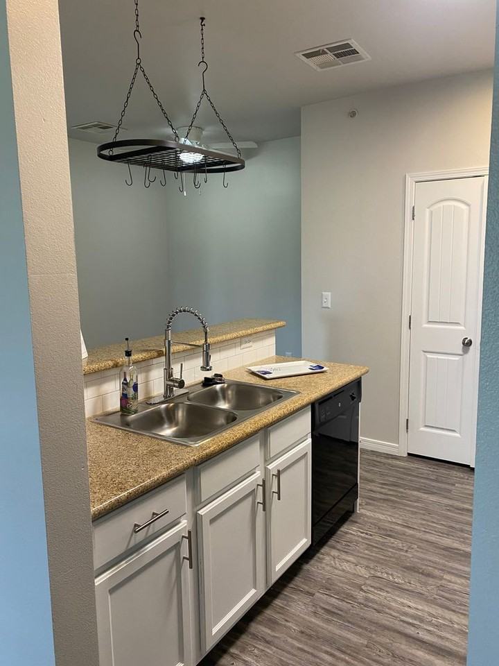 Bixby's luxury apartment - Photo 3 of 10