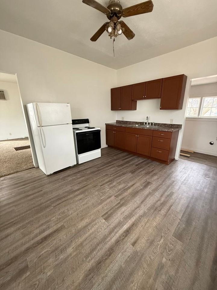 510 E 2nd St - Photo 4 of 8