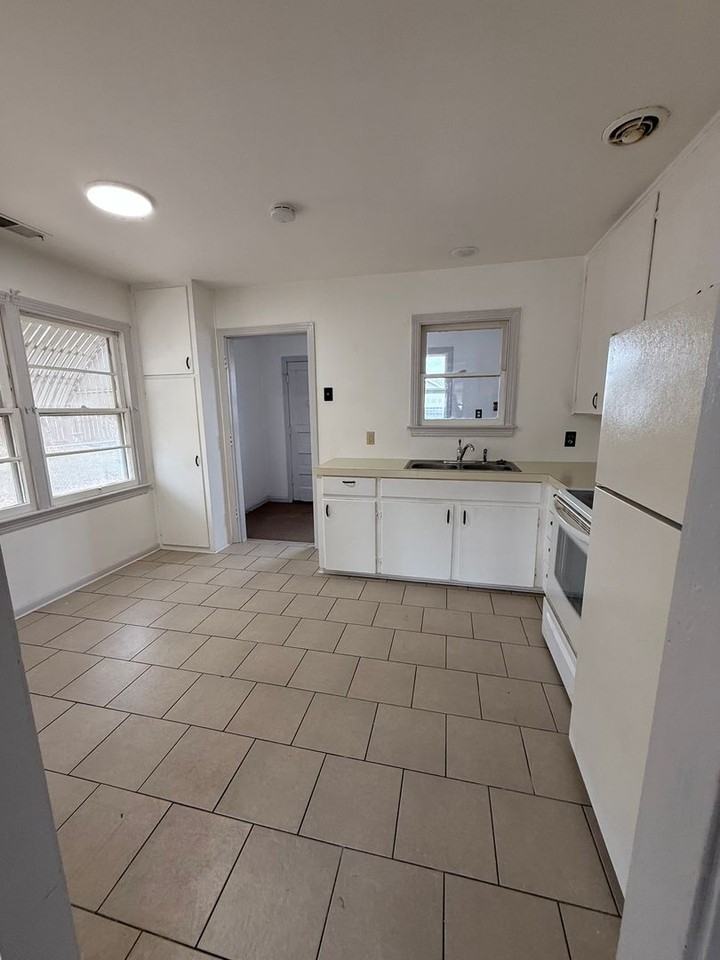 2204 30th St - Photo 3 of 8