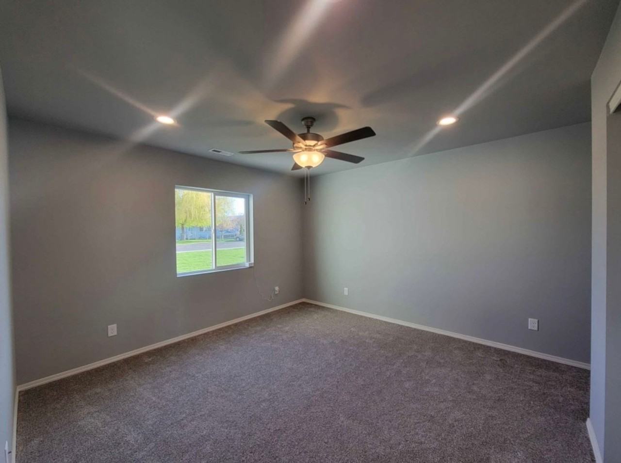 196 East Montmorency Boulevard - Photo 4 of 8