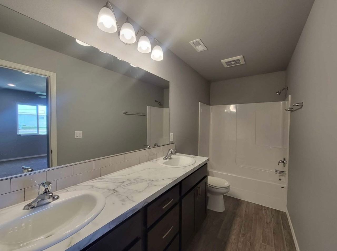 196 East Montmorency Boulevard - Photo 5 of 8