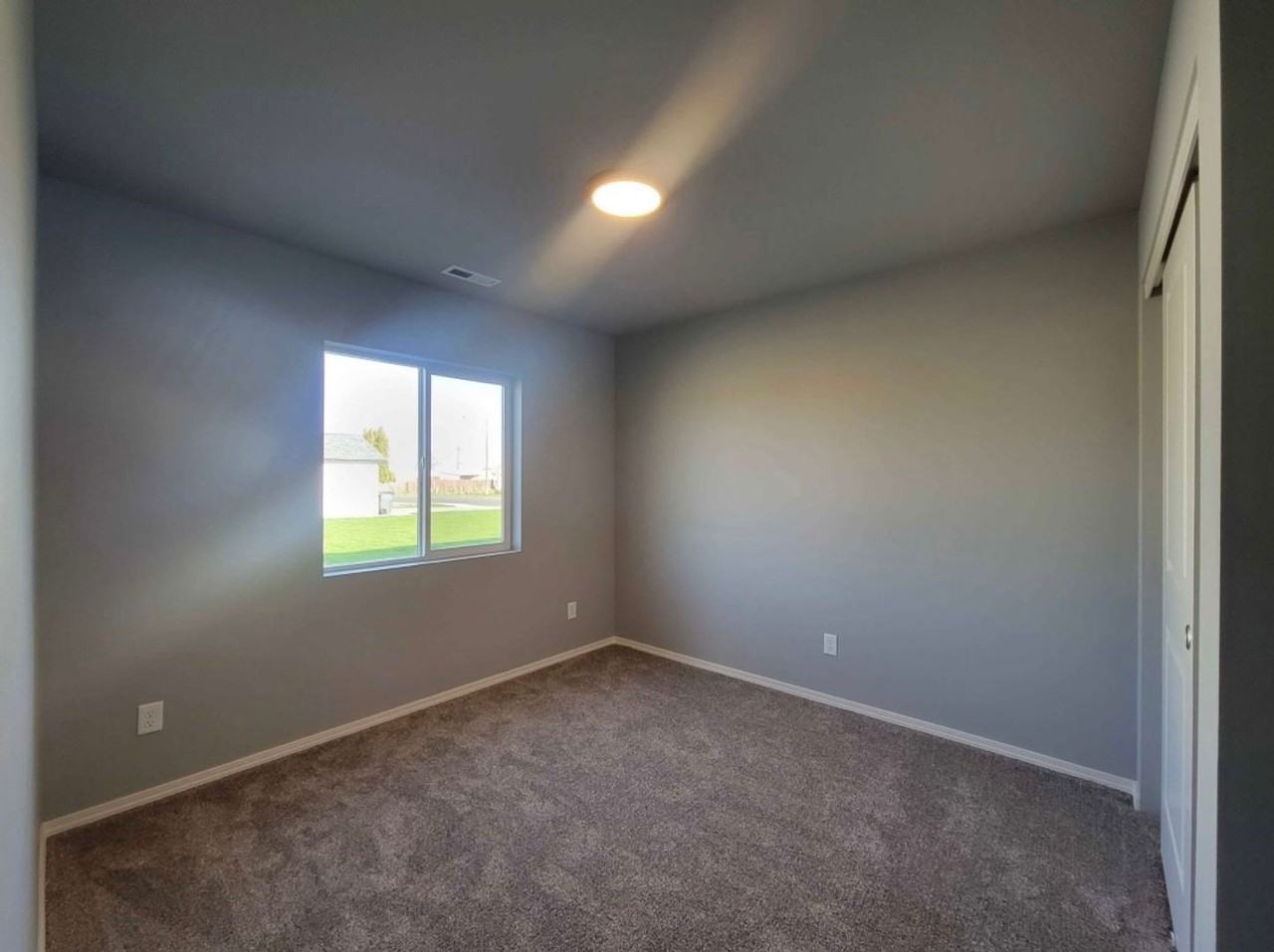 196 East Montmorency Boulevard - Photo 7 of 8