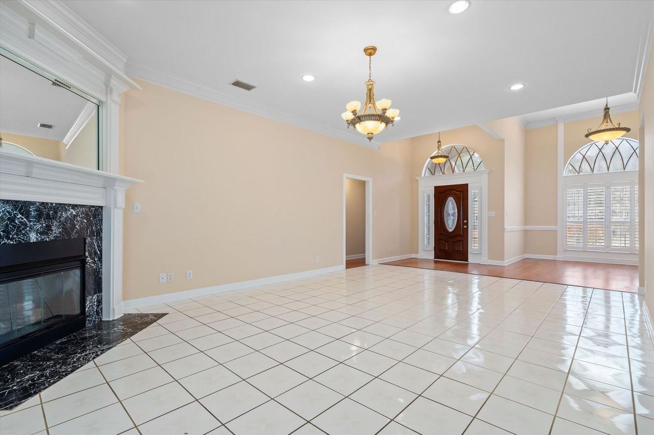 1549 Vassar Ct - Photo 3 of 20