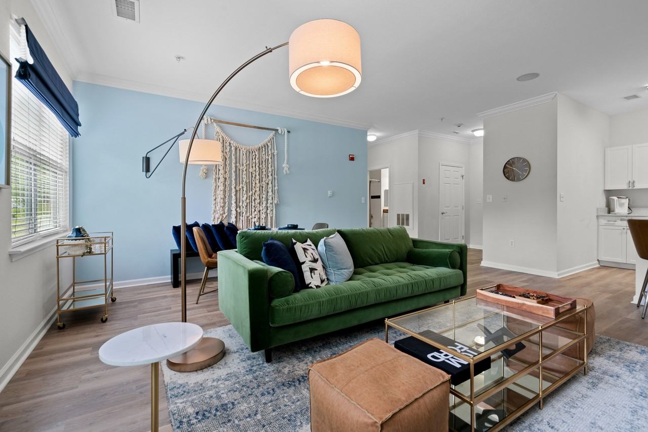 Charles At Bellingham - Photo 2 of 38