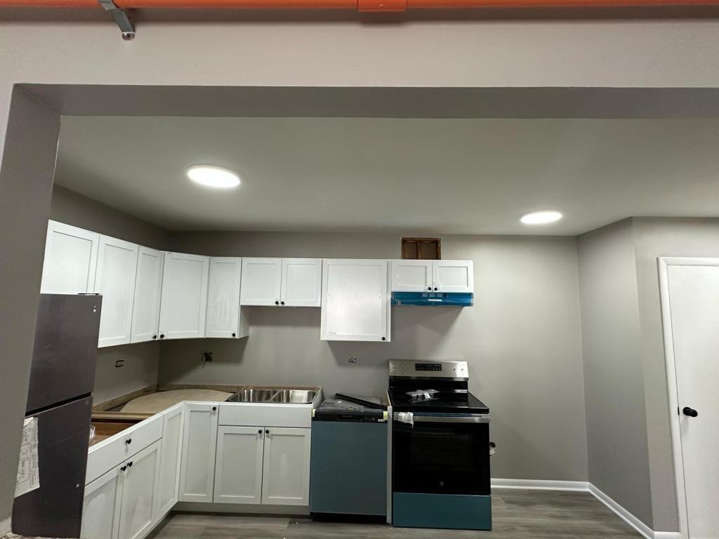 8646 S Roberts Rd - Photo 3 of 11