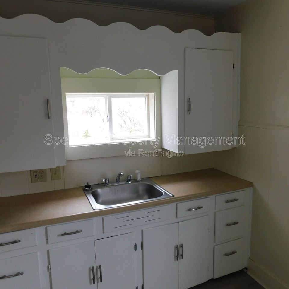 19 Railroad Ave - Photo 2 of 5