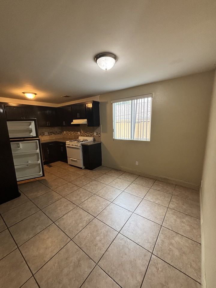 616 E 84th Pl #616 - Photo 3 of 11