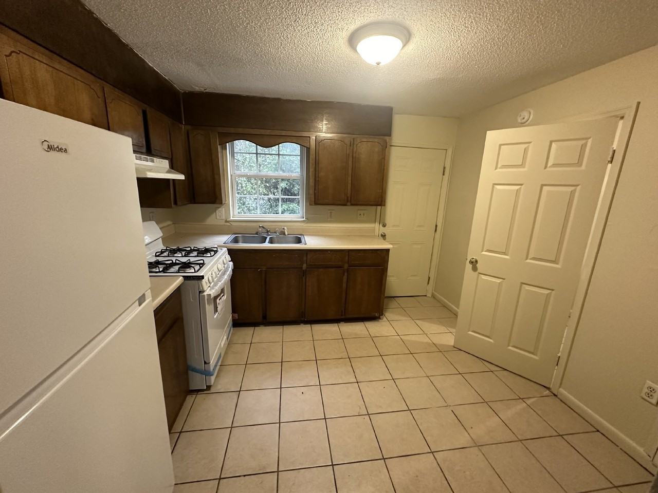 300A Pleasant St - Photo 3 of 6