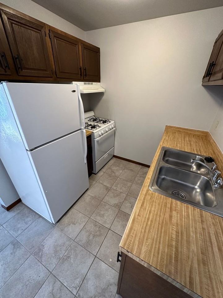 Plaza IV Apartments in St. Francis. - Photo 3 of 37