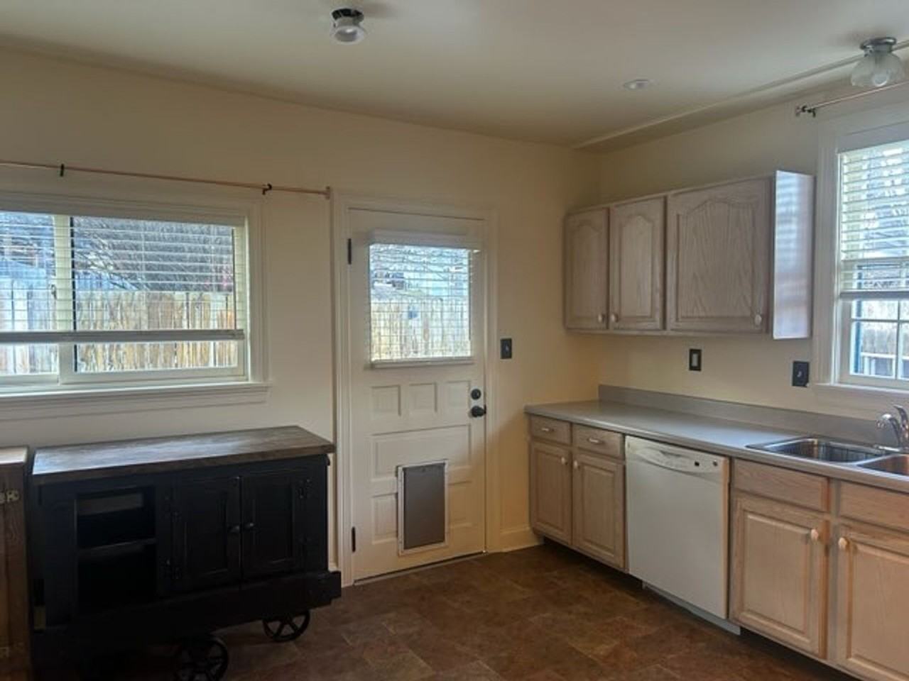 610 7th St - Photo 2 of 11