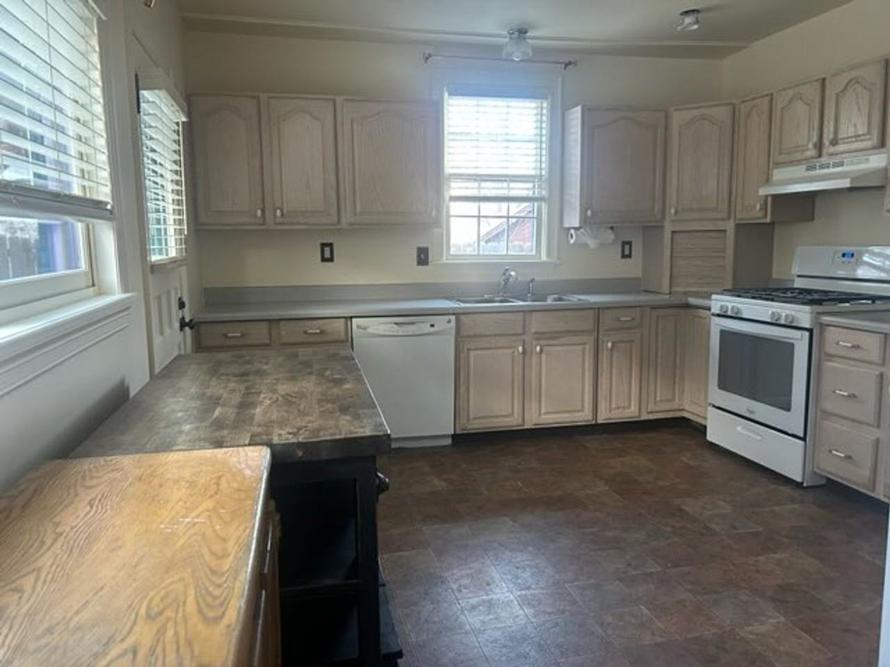 610 7th St - Photo 4 of 11