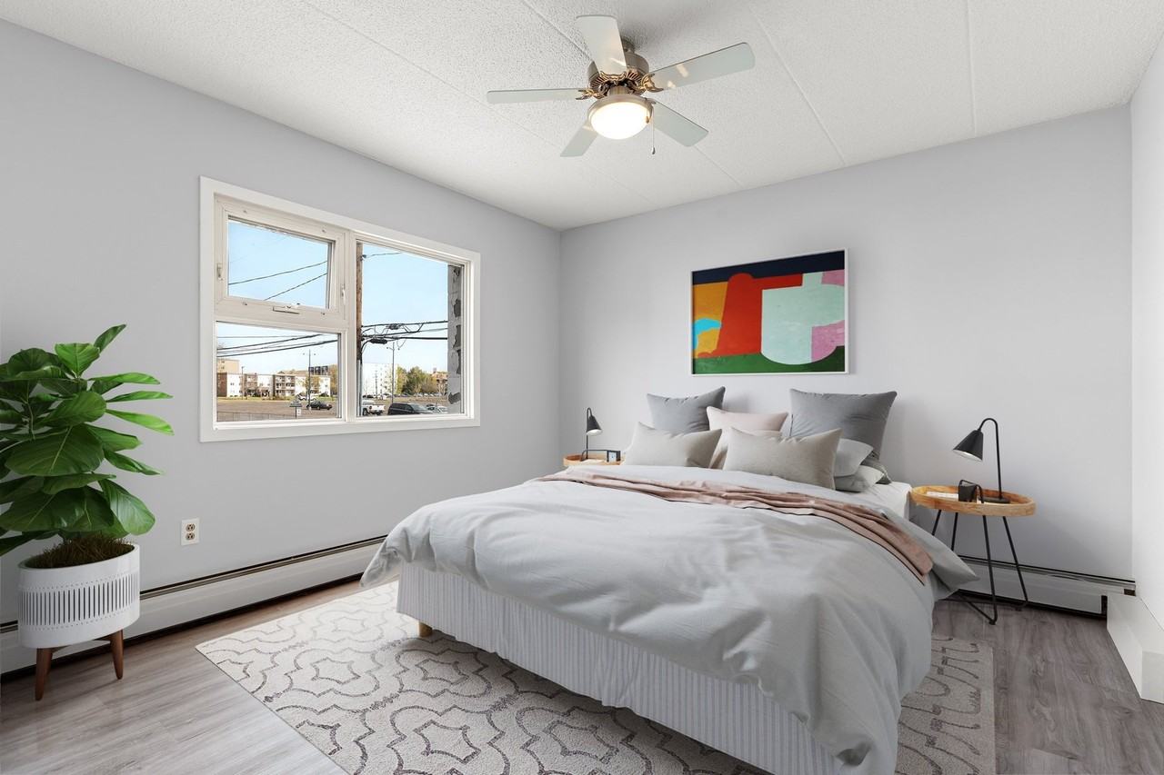 411 Lorne St N - Photo 2 of 10