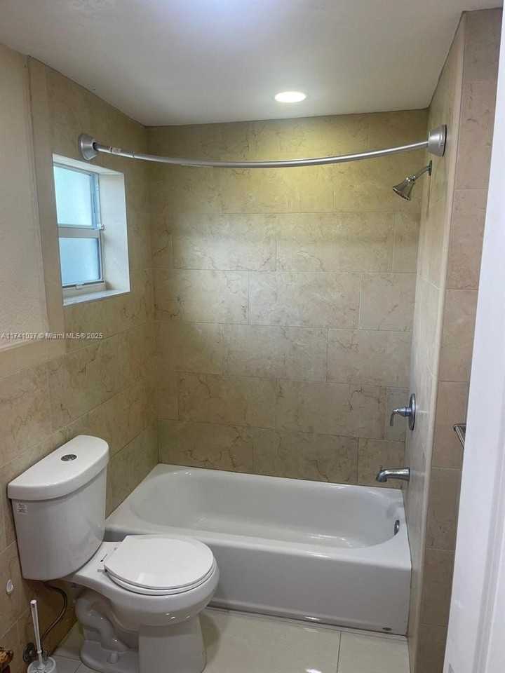 1163 Nw 100th Ter #R - Photo 4 of 4