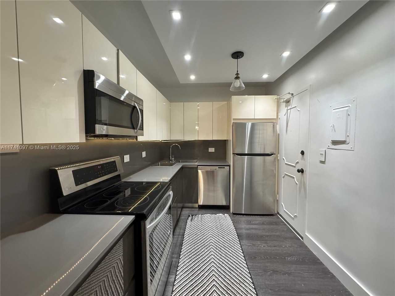 9381 E Bay Harbor Dr #301S