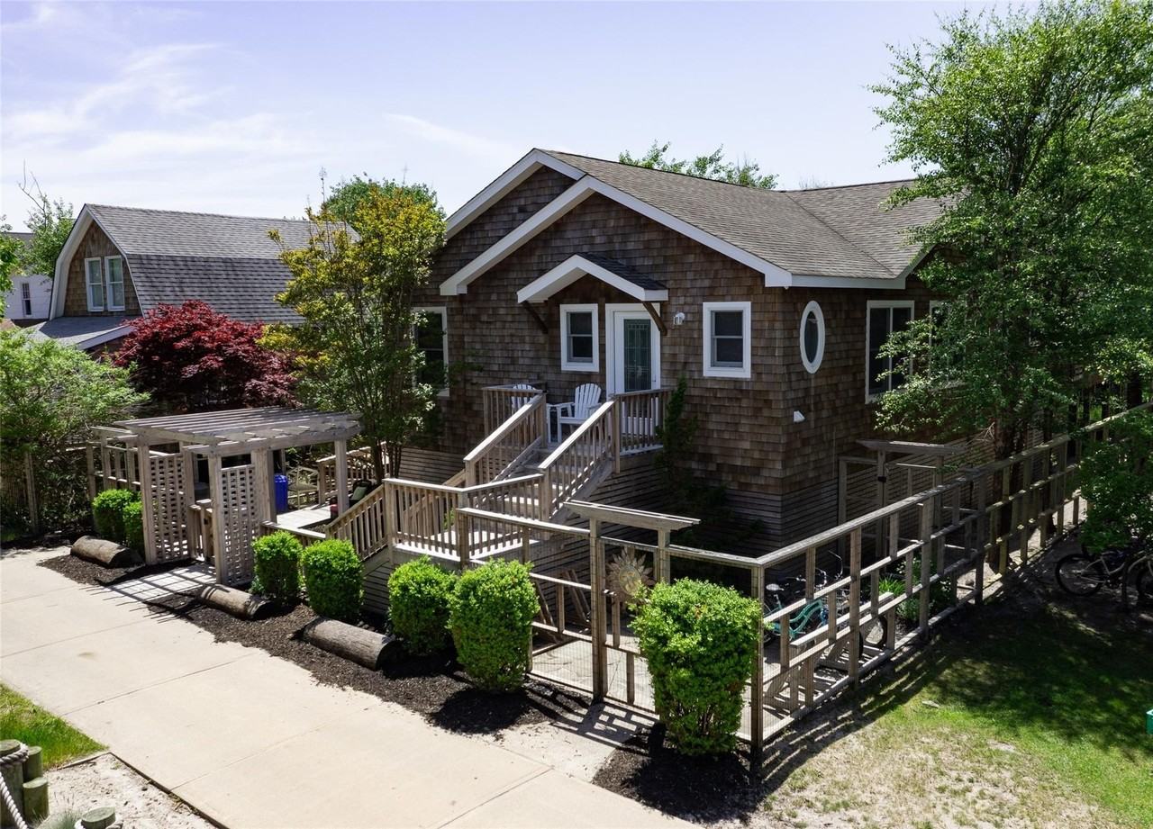 112 Ocean Rd - Photo 3 of 19