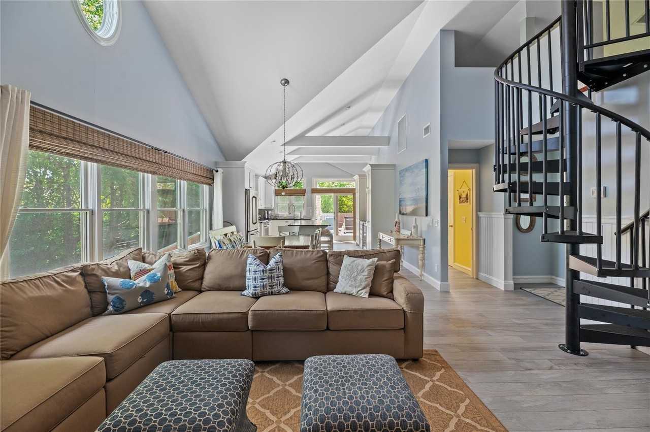 112 Ocean Rd - Photo 6 of 19