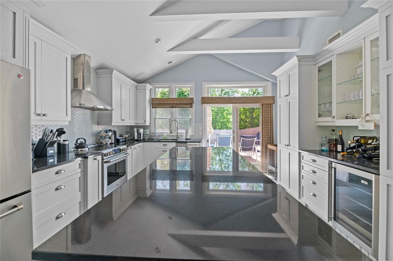 112 Ocean Rd - Photo 7 of 19