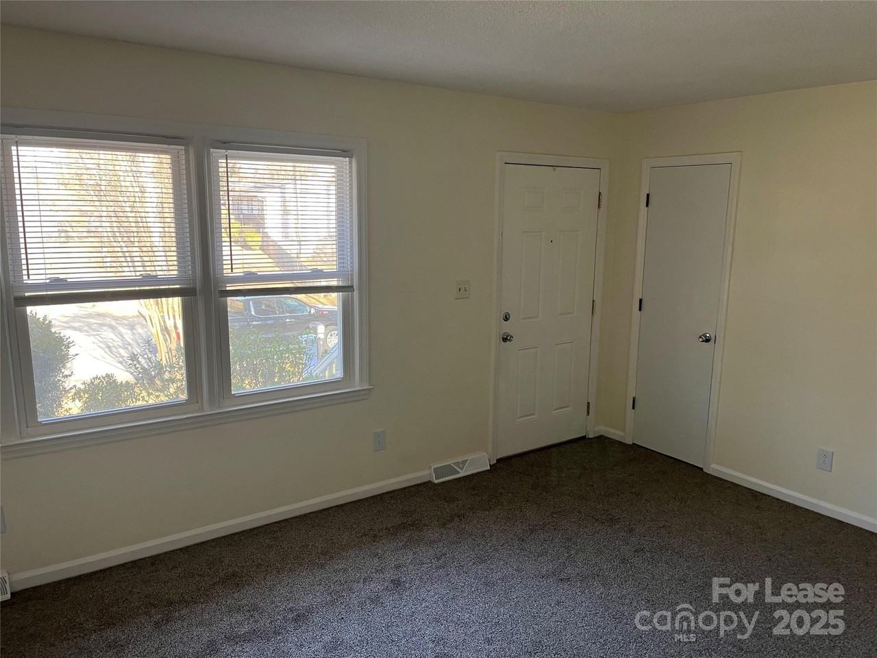 207 Pinehurst Dr - Photo 2 of 14