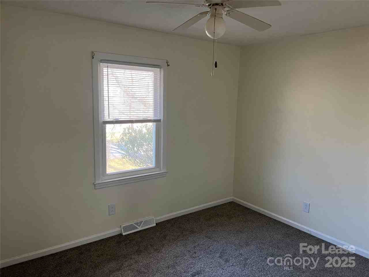 207 Pinehurst Dr - Photo 7 of 14