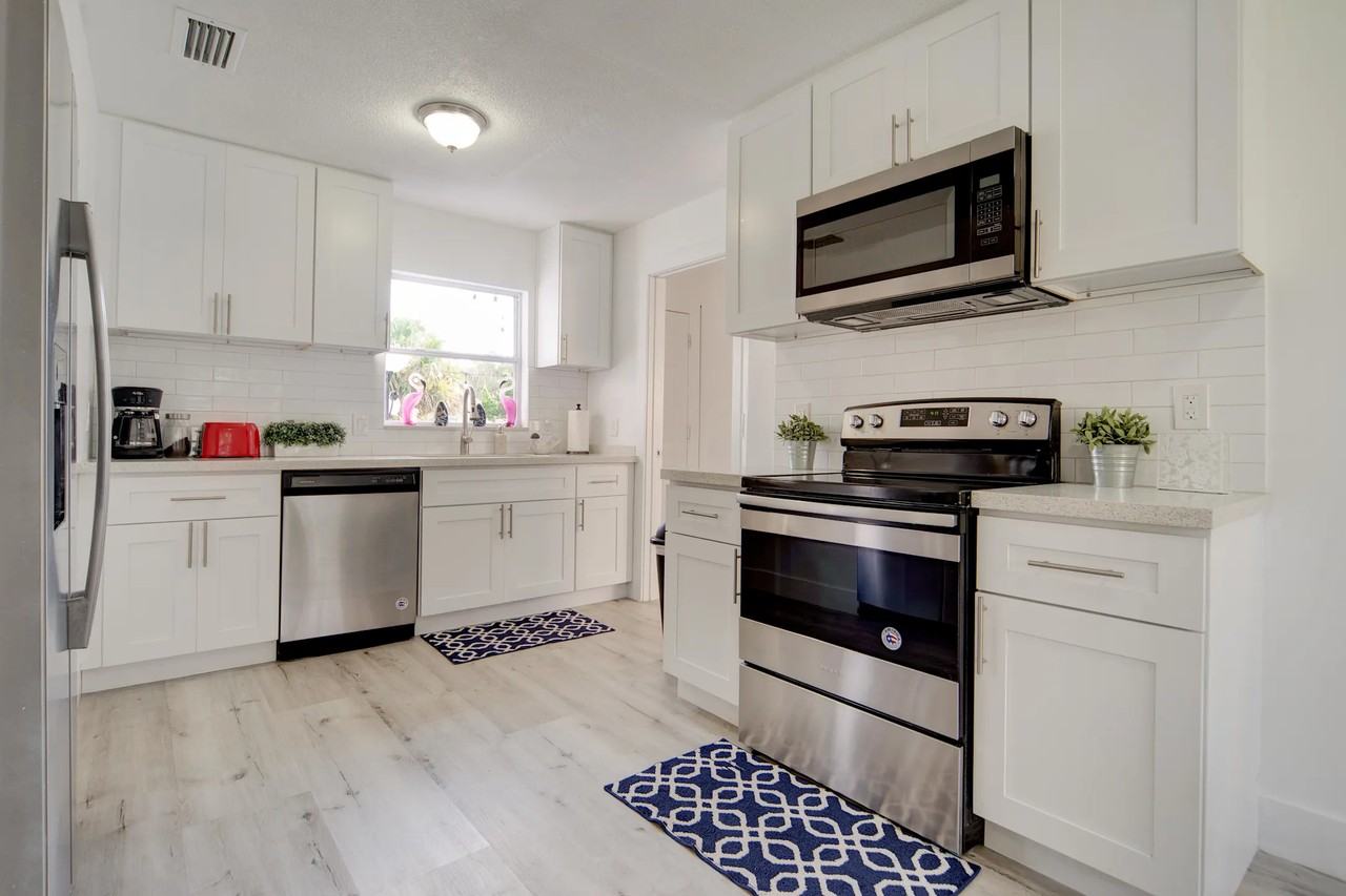 217 Carver St W - Photo 2 of 15