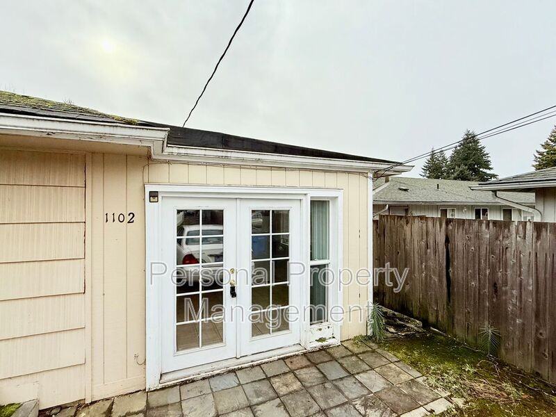 1102 G St - Photo 6 of 6