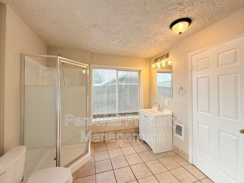 1102 G St - Photo 4 of 6