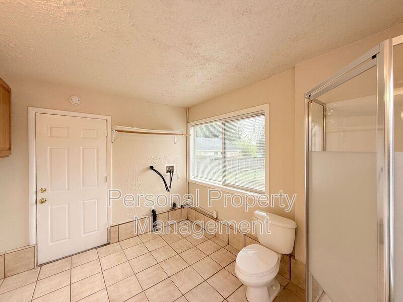 1102 G St - Photo 5 of 6