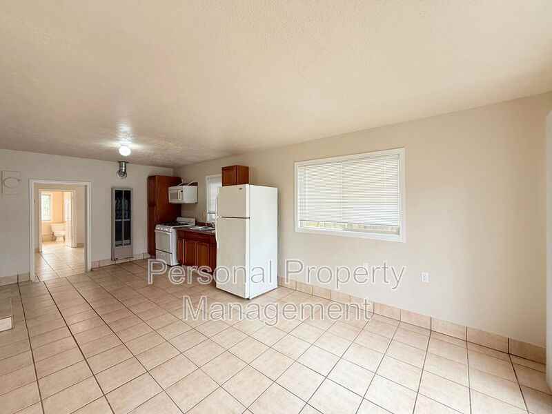 1102 G St - Photo 2 of 6