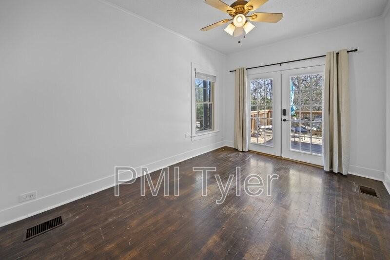 210 E Dobbs St - Photo 3 of 50