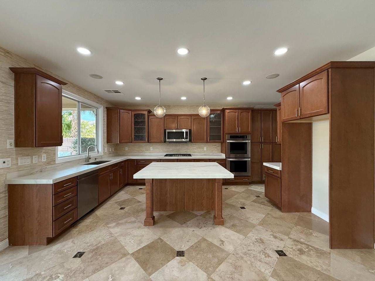 11758 Bradford Commons Dr - Photo 2 of 37