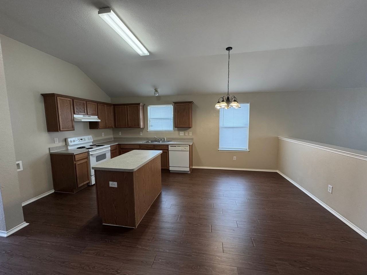 1801 Chapman Dr - Photo 3 of 11