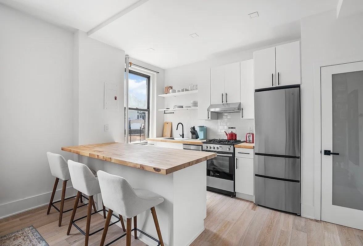 834 Riverside Dr - Photo 2 of 5