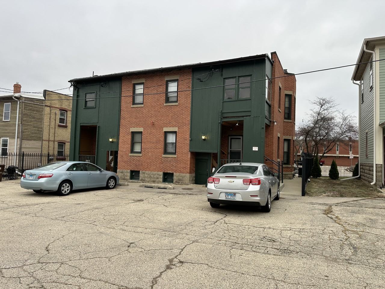 214-216 S Throop St - Photo 2 of 50