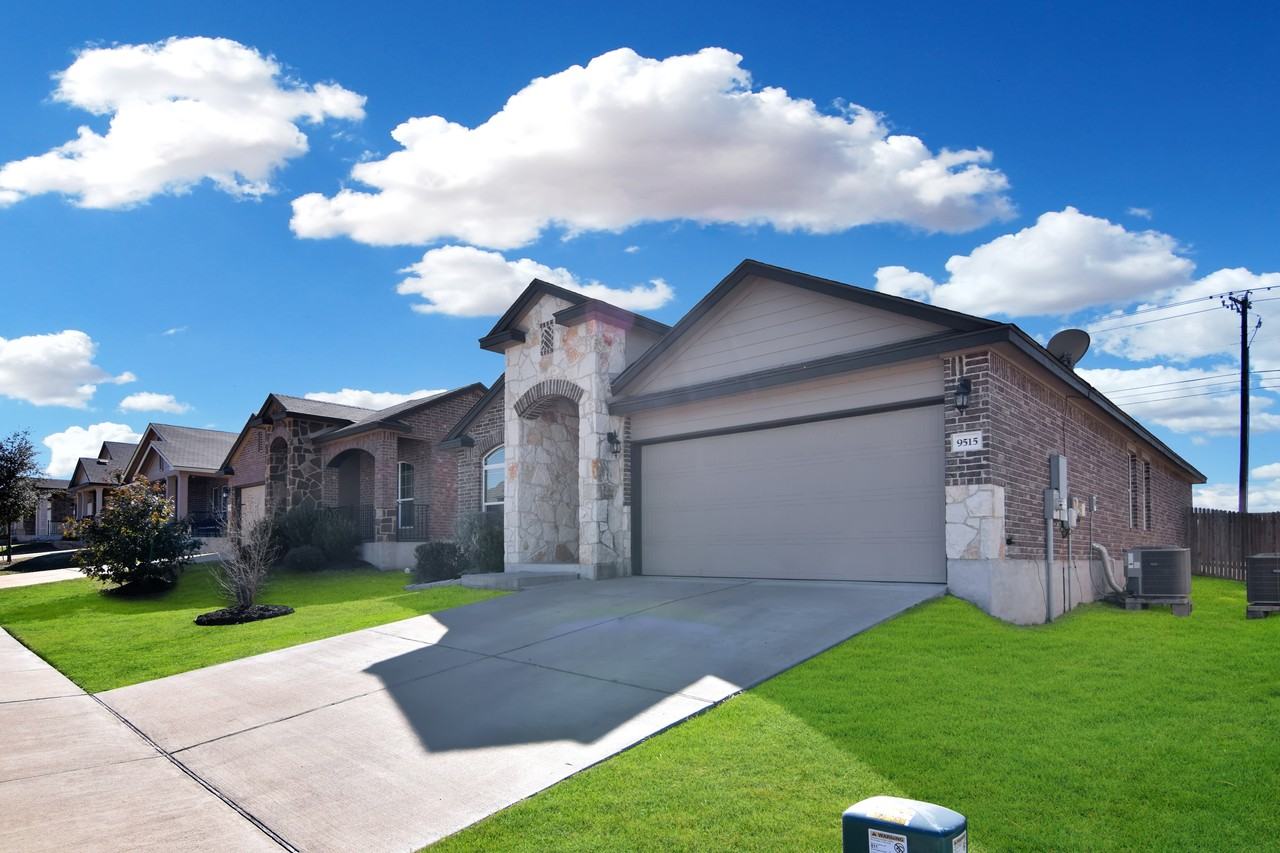 9515 Glynhill Ct - Photo 3 of 40