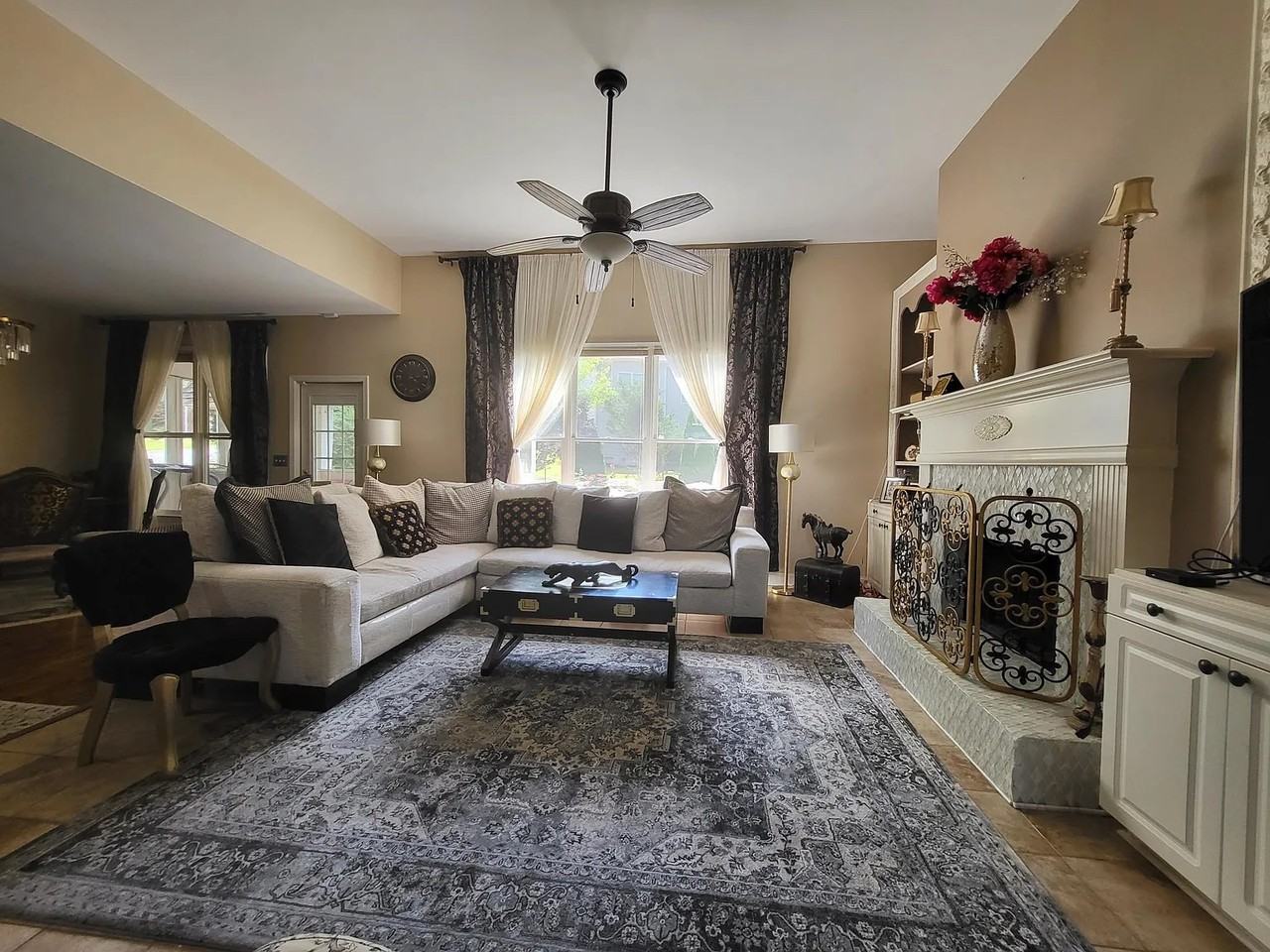 4240 Ashland Cir - Photo 3 of 26