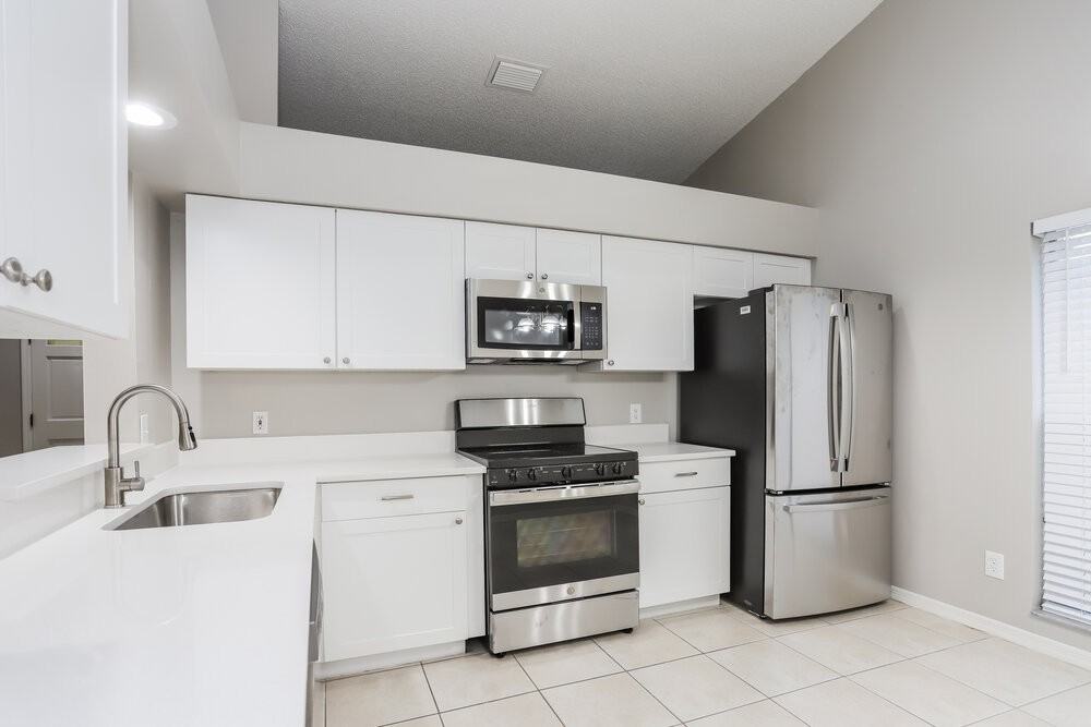 1006 Bloom Hill Ave - Photo 5 of 16