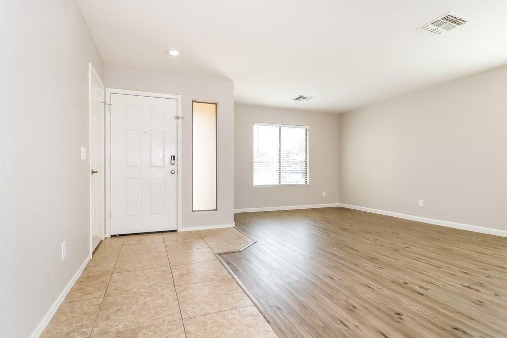 2112 W Burgess Ln - Photo 4 of 16