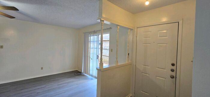 105 Queens Ct - Photo 2 of 24