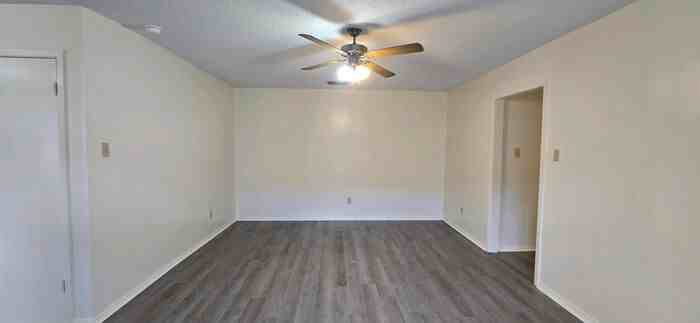105 Queens Ct - Photo 3 of 24