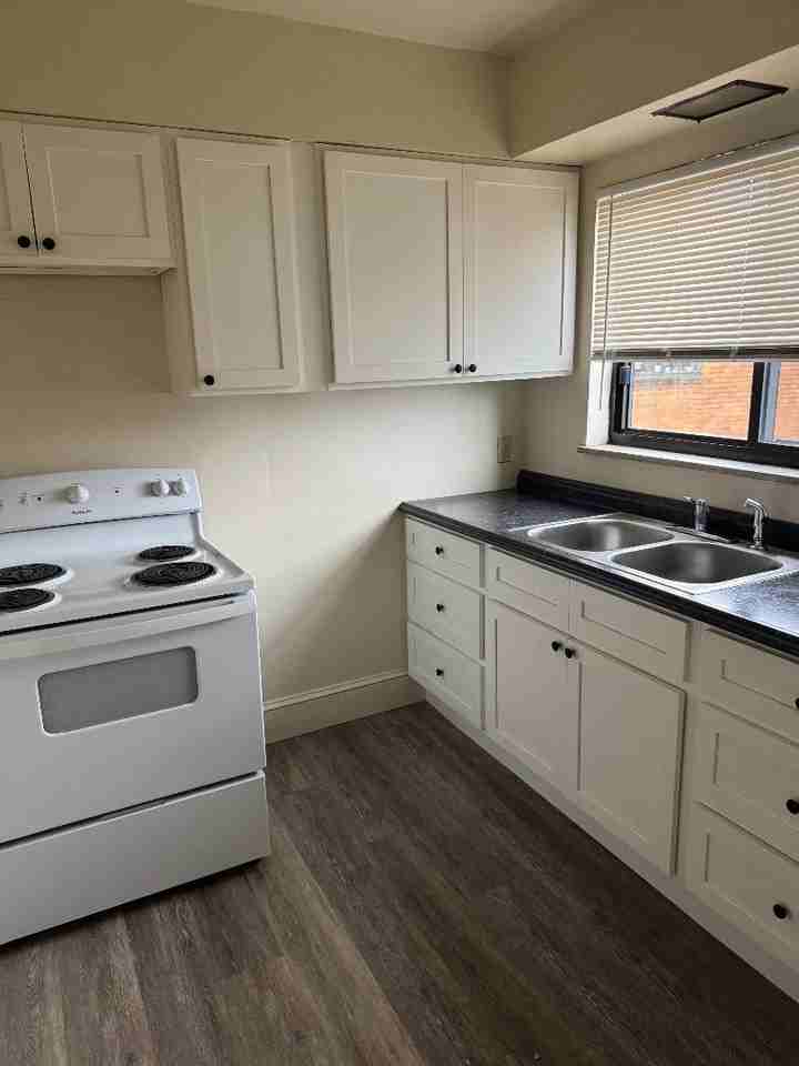 605 5th Street West - Photo 3 of 6