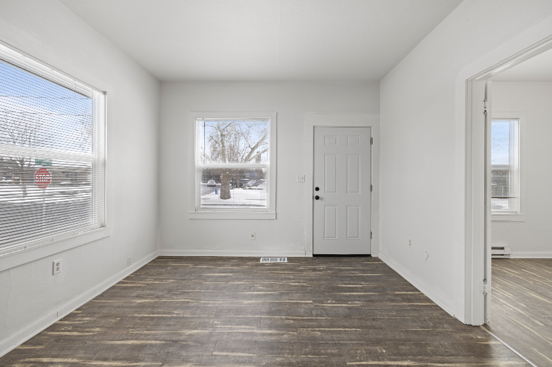 902 Emma St - Photo 3 of 16