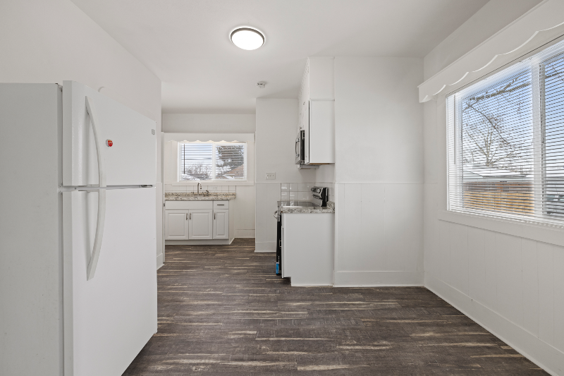 902 Emma St - Photo 4 of 16