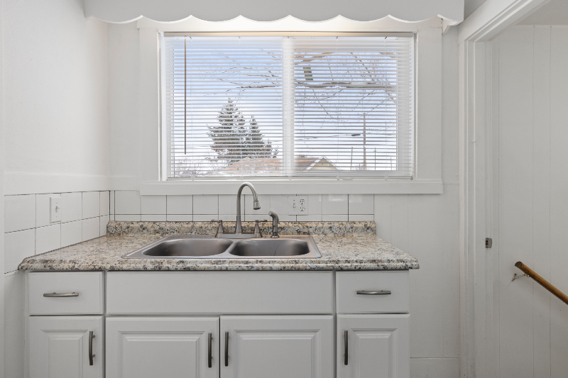 902 Emma St - Photo 5 of 16