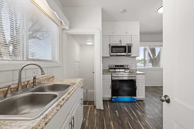 902 Emma St - Photo 7 of 16