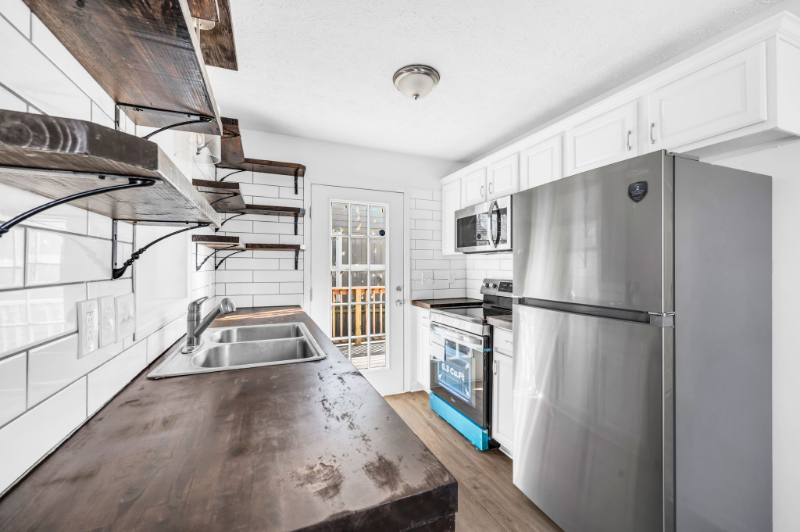 1633 10th Ave N - Photo 6 of 20